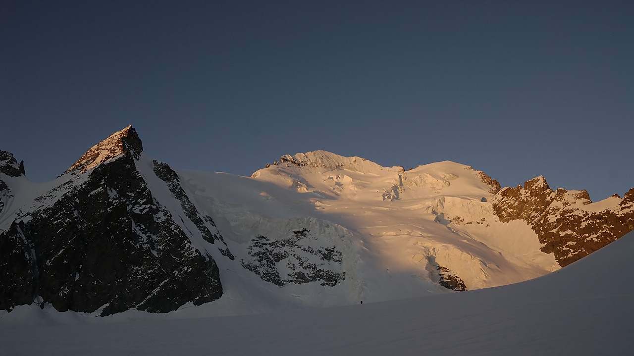 120513-061227.jpg - Lever de soleil sur la Barre des Ecrins
