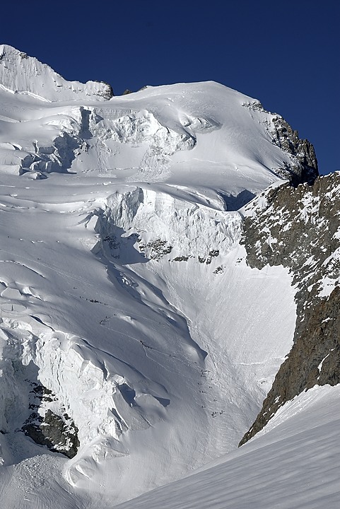120513-070409.jpg - Du monde pour le D�me des Ecrins