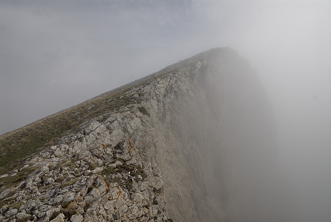 120527-094230.jpg - Le brouillard se d�gage sur l'arr�te