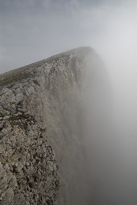120527-094237.jpg - Le brouillard se d�gage sur l'arr�te