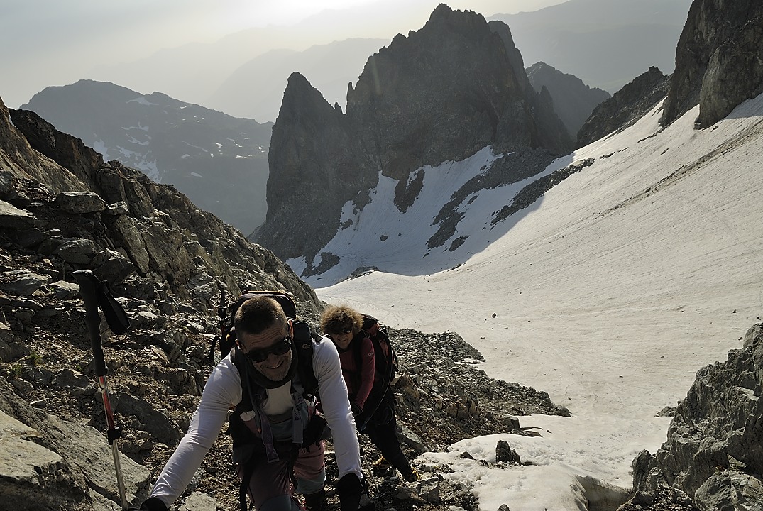 120630-074801.jpg - Arriv�e � la Br�che du chien, au fond le col de la Combe