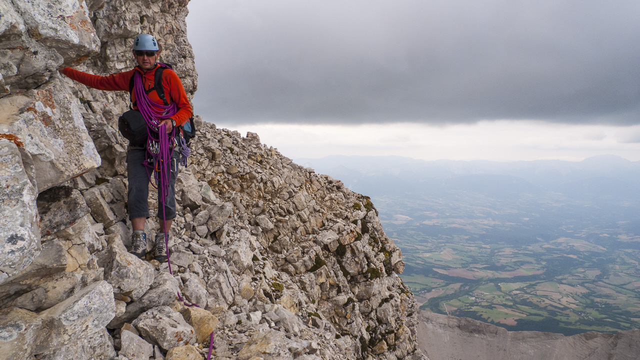 120923-150315.jpg - Petit coup d'oeil sur l'�peron Nord avant les chati�res