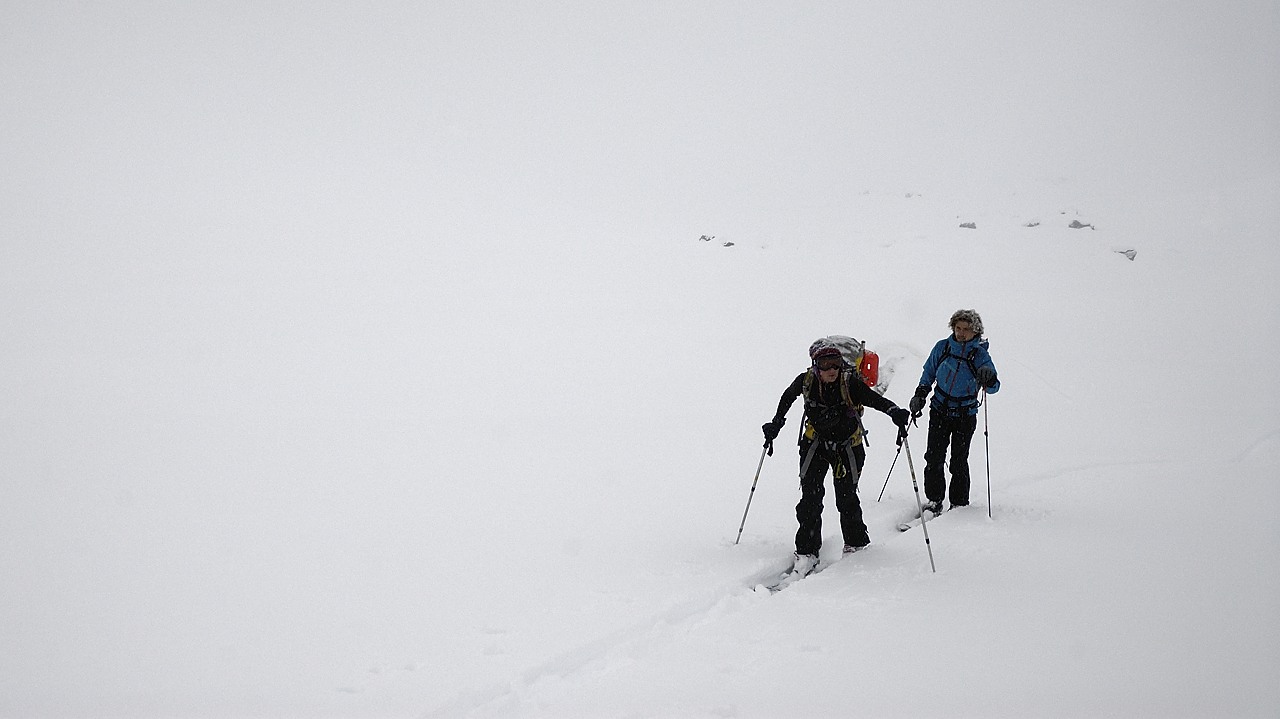 130421-072527.jpg - Départ du refuge dans le brouillard