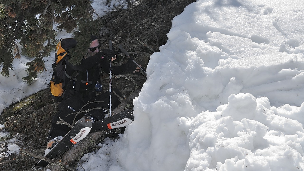 130425-133143.jpg - Un petit effort pour arriver à skis à la voiture