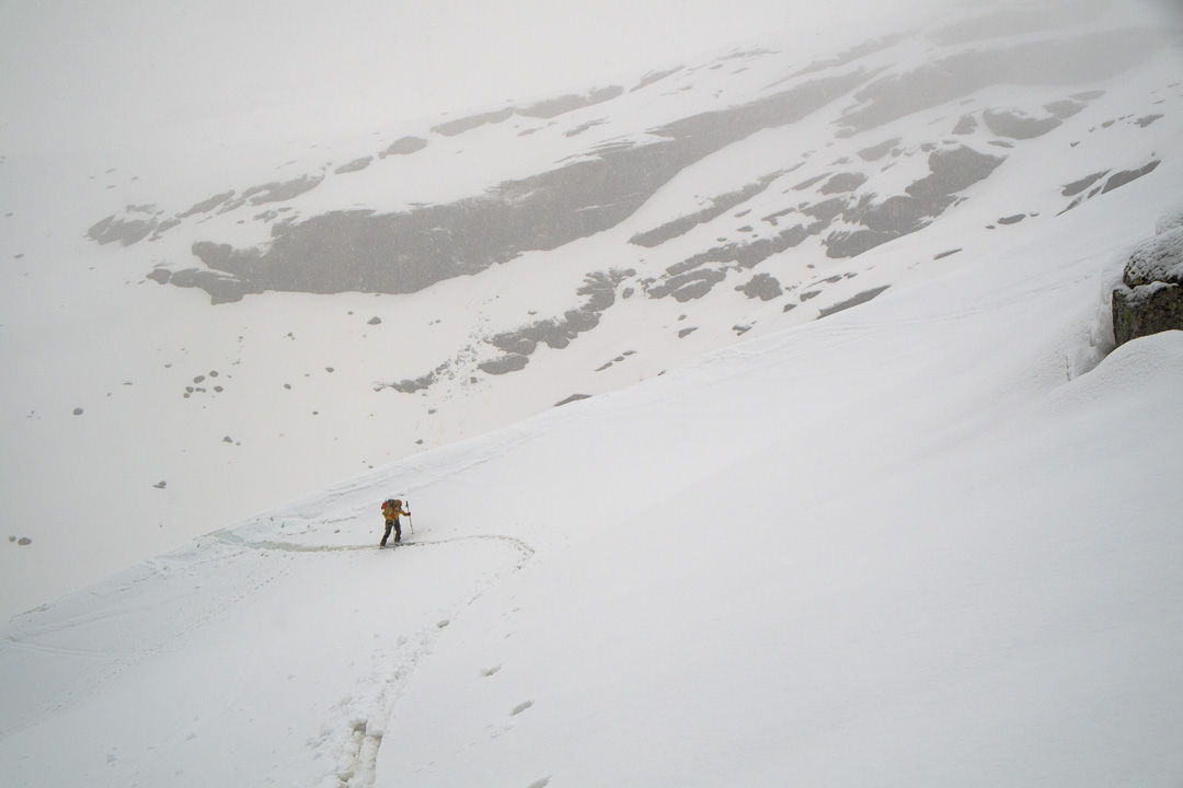130510-070320.jpg - Départ du refuge Chabod sous la pluie et la neige