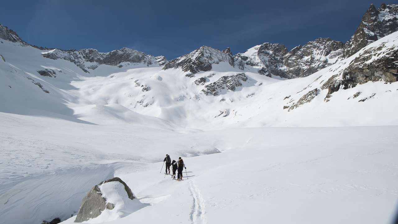 140329-094059.jpg - Un peu de faux plat pour la mise en jambes avant le col de Berches