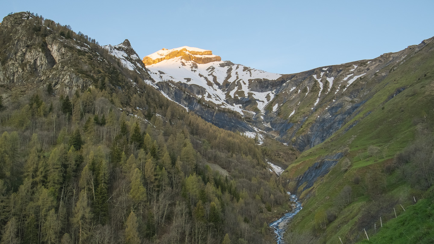 140508-063012.jpg - Départ de Villard Notre dame, la neige semble loin