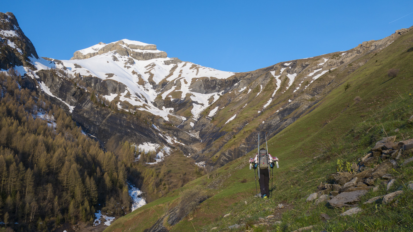 140508-063915.jpg - Départ de Villard Notre dame, la neige semble loin