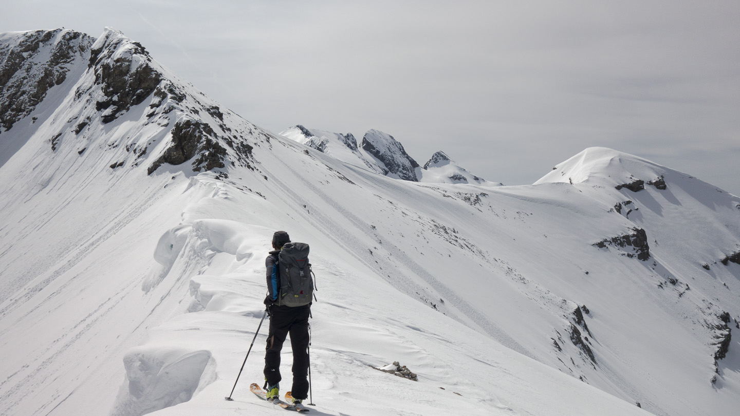 140508-105723.jpg - Sur l'arête, au fond le Pic du Col d'Ornon