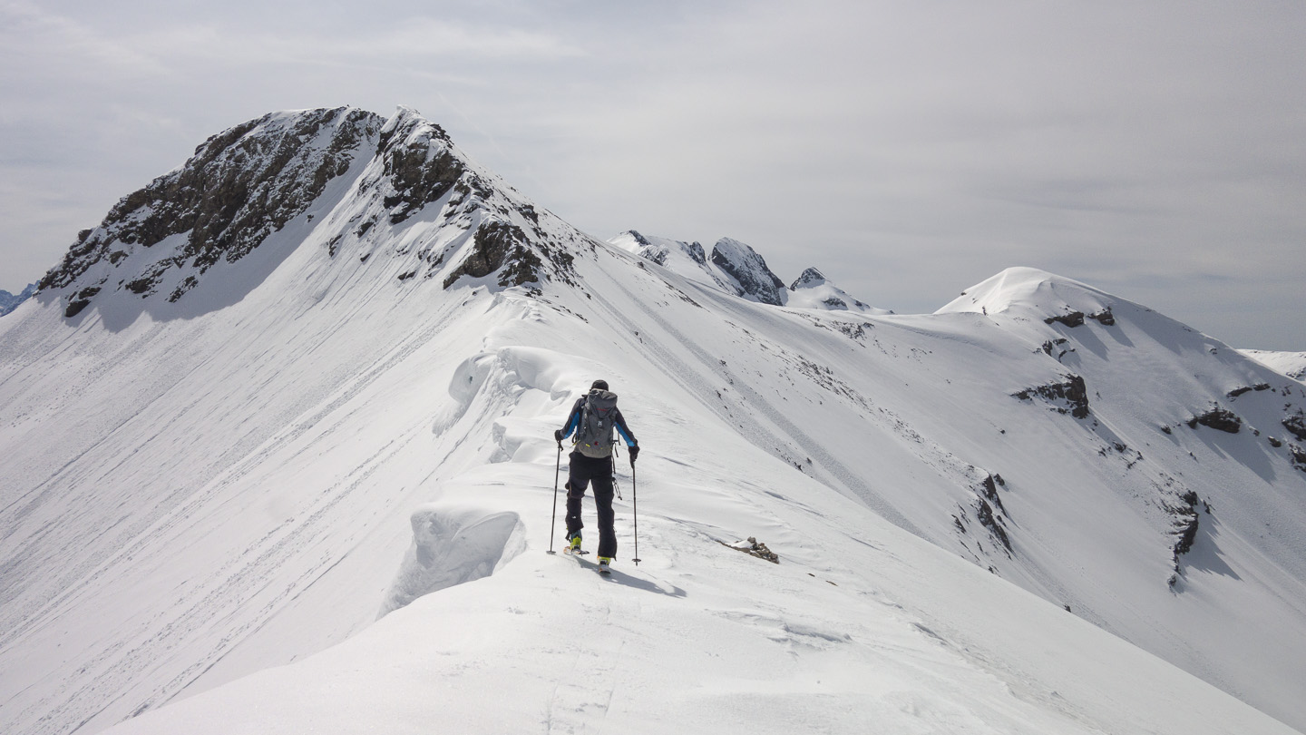 140508-105746.jpg - Sur l'arête, au fond le Pic du Col d'Ornon