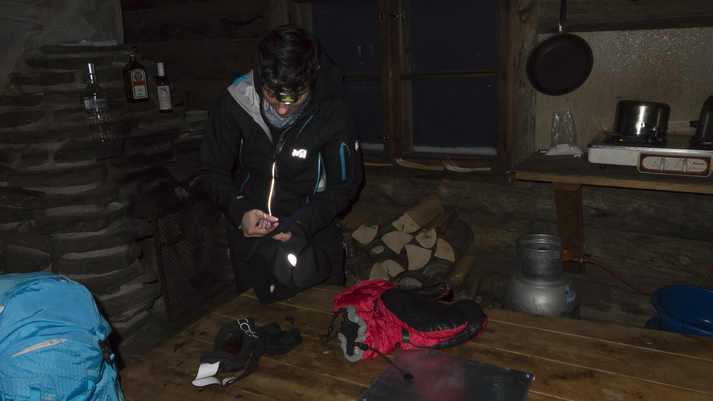 150216-072623.jpg - Le vent souffle, Anne adapte sa cagoule pour résister à la tempète