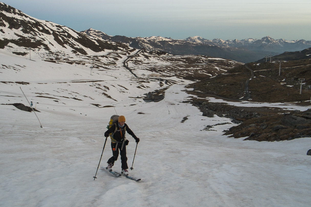 150531-054113.jpg - Départ sous les télésièges de Val Thorens