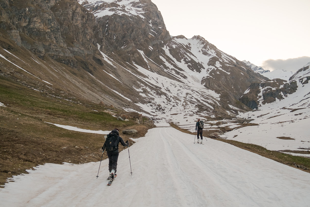 160506-061538.jpg - Route de l'Iseran encore bien enneigée