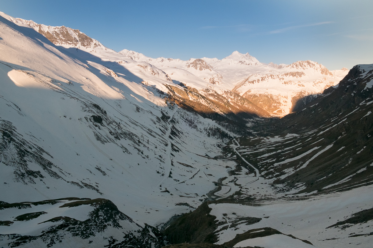 160506-070859.jpg - Route de l'Iseran encore bien enneigée